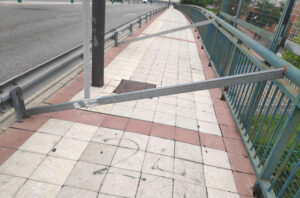 podemos-pide-al-ayuntamiento-de-getafe-arreglar-la-valla-del-puente-de-la-avenida-maria-zambrano