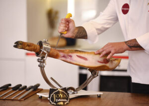 descubre-como-elegir-el-mejor-cortador-de-jamon-profesional-para-tus-eventos