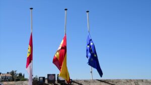 bandera españa media asta