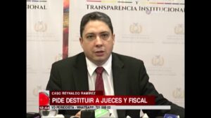 el juez sentencia con lo que pide el fiscal